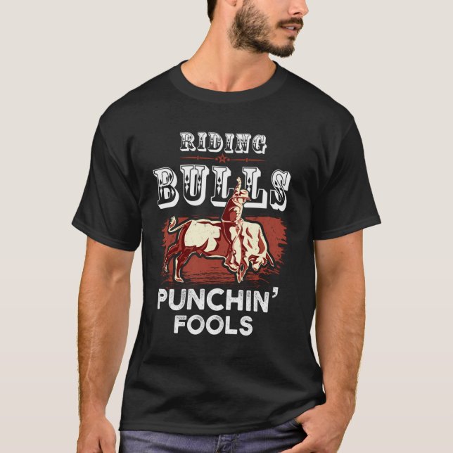 Camiseta Riding Bulls Punching Fools Funny Bull Rider Rodeo (Frente)