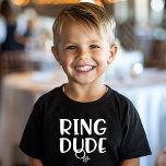 Camiseta Ring Dude Ring Bearer<br><div class="desc">Prepare o seu portador de anel para o grande dia com esta adorável t-shirt do "Ring Dude"! Esta diversão e na moda é perfeita para rapazes que estão animados a desempenhar um papel importante na cerimônia de casamento. O design bonitinho apresenta as palavras "Ring Dude" e um par de anéis,...</div>