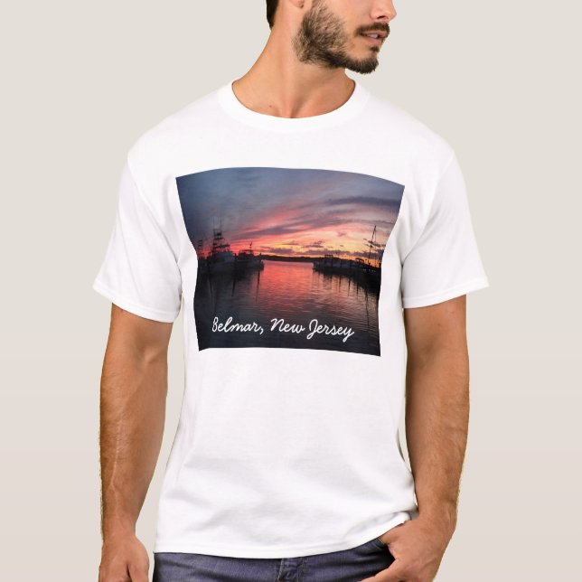 Camiseta Rio do tubarão dos barcos do porto do por do sol (Frente)