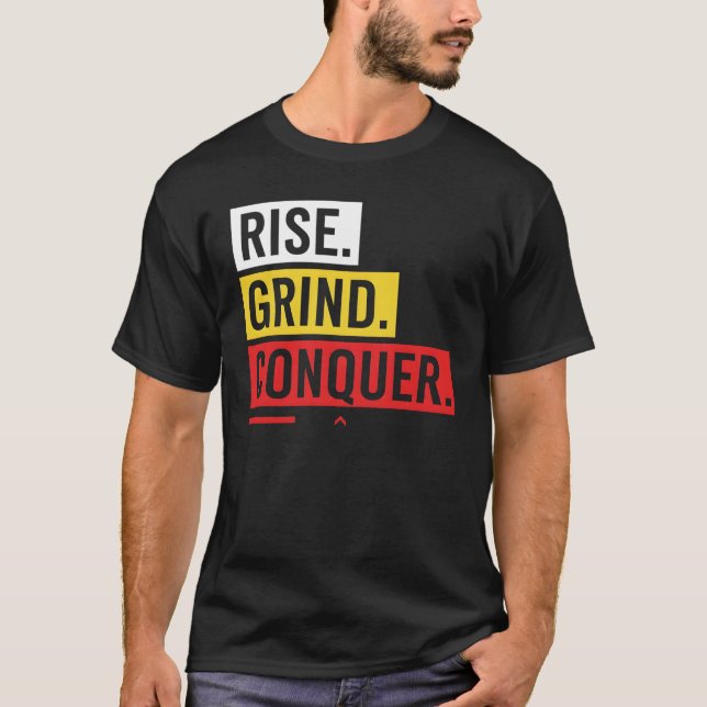Camiseta RISE. GRIND. CONQUER. – Bold Daily Motivation  (Frente)