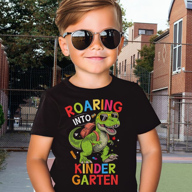 Camiseta Roaring into Kindergarten Dinosaur – School (Criador carregado)