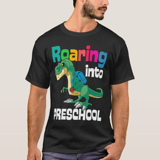 Camiseta Roaring Into Preschool Dinosaur Teacher Pre K Back (Frente)