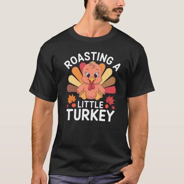 Camiseta Roasting a Little Turkey | Cute Baby Thanksgiving  (Frente)