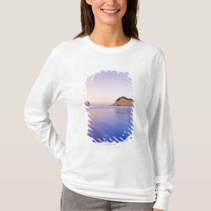 Camiseta Rocha do monte de feno em ondas azuis borradas