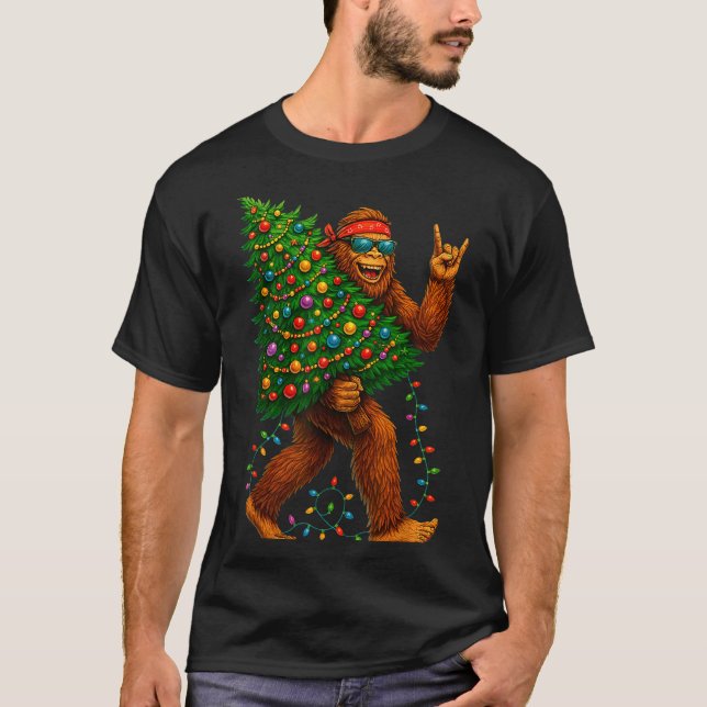 Camiseta Rockin Christmas Bigfoot Carrying Tree Fun Xmas Ro (Frente)