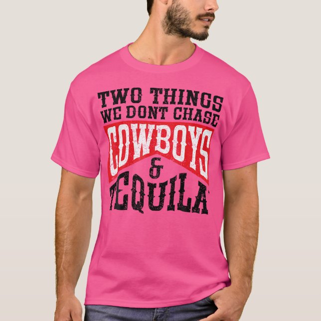 Camiseta Rodeio Duas Coisas Que Não Perseguimos Cowboys E T (Frente)