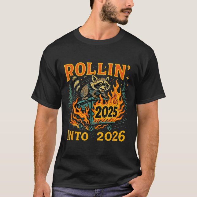 Camiseta Rollin’ Into 2026 Funny Raccoon Dumpster Fire  (Frente)