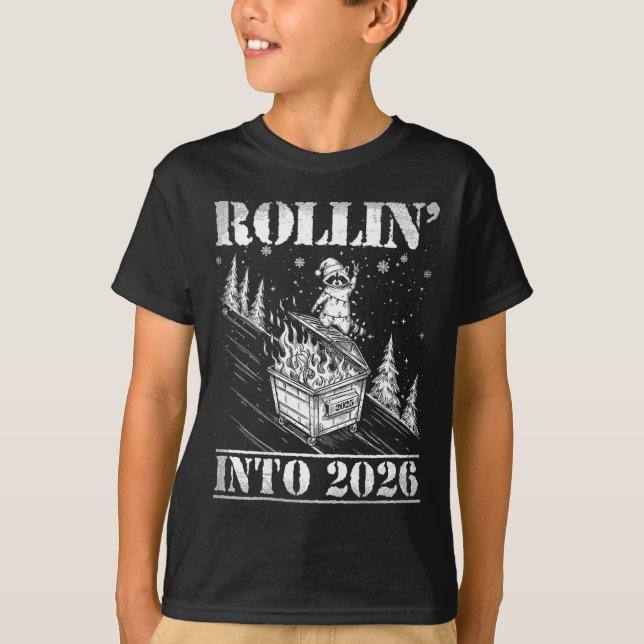 Camiseta Rollin' Into 2026 Funny Raccoon Dumpster Fire Art  (Frente)