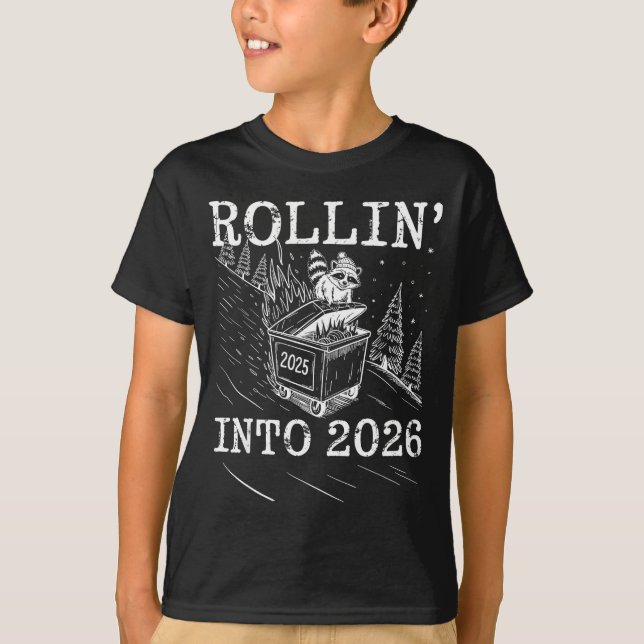 Camiseta Rollin’ Into 2026 Raccoon Dumpster Fire New Year M (Frente)