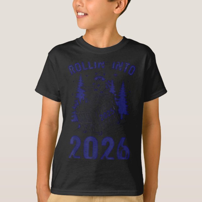 Camiseta Rollin Into 2026 Raccoon Funny Dumpster Fire 2025  (Frente)