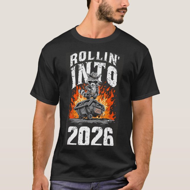 Camiseta Rollin Into 2026 Raccoon Funny Dumpster Fire 2025  (Frente)