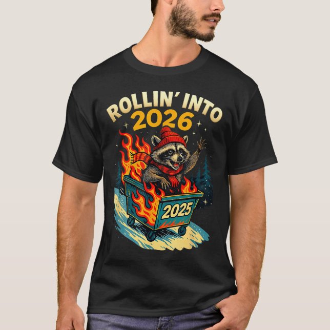 Camiseta Rollin Into 2026 Raccoon Funny Dumpster Fire 2025  (Frente)