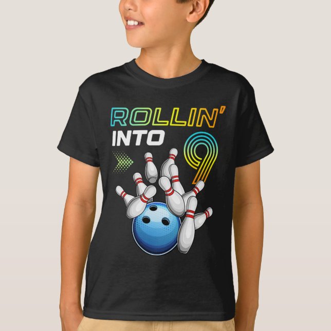 Camiseta Rollin Into 9 Retro Bowling Birthday Party 9th Bir (Frente)