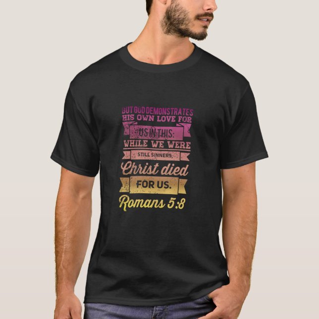 Camiseta Romans 5:8 Bíblia Verso (Frente)