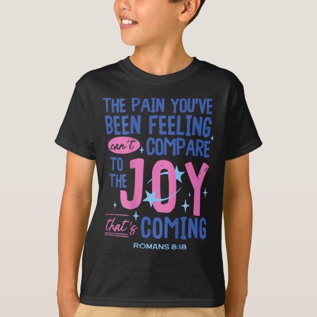 Camiseta Romans 8_18 Bible Joy Is Coming Insrational Christ (Frente)