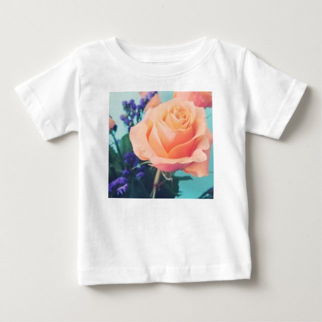 Camiseta rosa amarela rosa com fundo de hortelã (Frente)