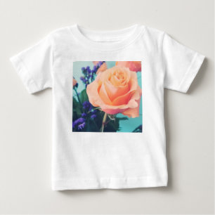 Camiseta rosa amarela rosa com fundo de menta