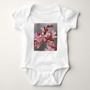 Camiseta Rosa Contra Um Céu Cinza Flor de Cerejeira Japones