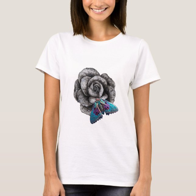 Camiseta Rosa de pedra e mariposa azul (Frente)