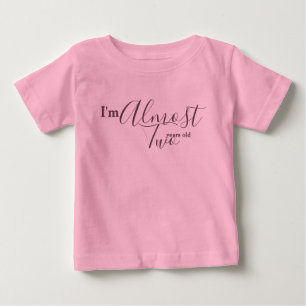 Camiseta Rosa em Garotas Rosa Eu tenho quase dois anos