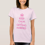 Camiseta rosa Eu não consigo manter a calma, vou m<br><div class="desc">Não consigo manter a calma, vou me casar com camiseta rosa. Design de modelo personalizável para mulheres prestes a se casar. Crie sua própria paródia personalizada 'Mantenha a calma e continue'. Use este modelo com coroa para criar seu próprio texto engraçado. Mais cores personalizadas e designs vintage keepcalmandcarryon também estão...</div>