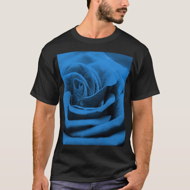 Camiseta Rosa vermelha azul próxima, macrobeleza. (Frente)