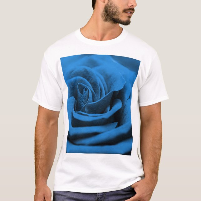 Camiseta Rosa vermelha azul próxima, macrobeleza. (Frente)