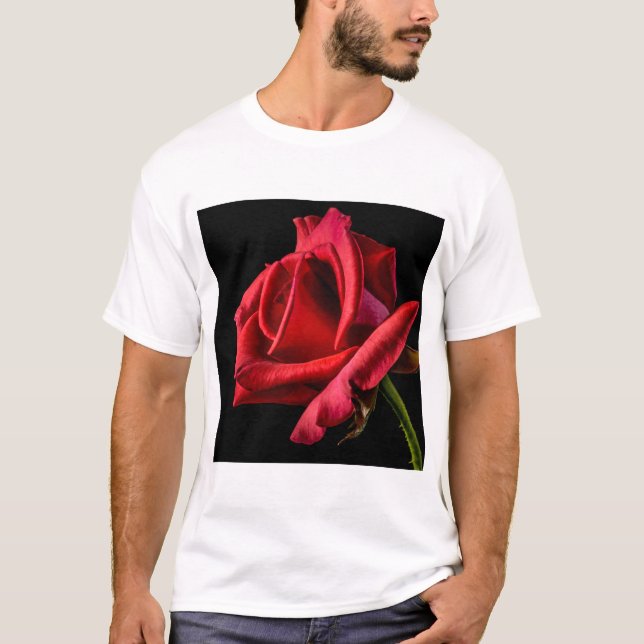 Camiseta Rosa vermelha contra fundo preto (Frente)