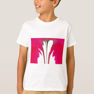 Camiseta Rosa vermelha fantástica do chic sob o céu branco.