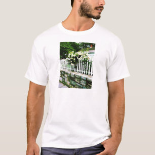 Camiseta Rosas Brancas em uma Cerca de Estacas