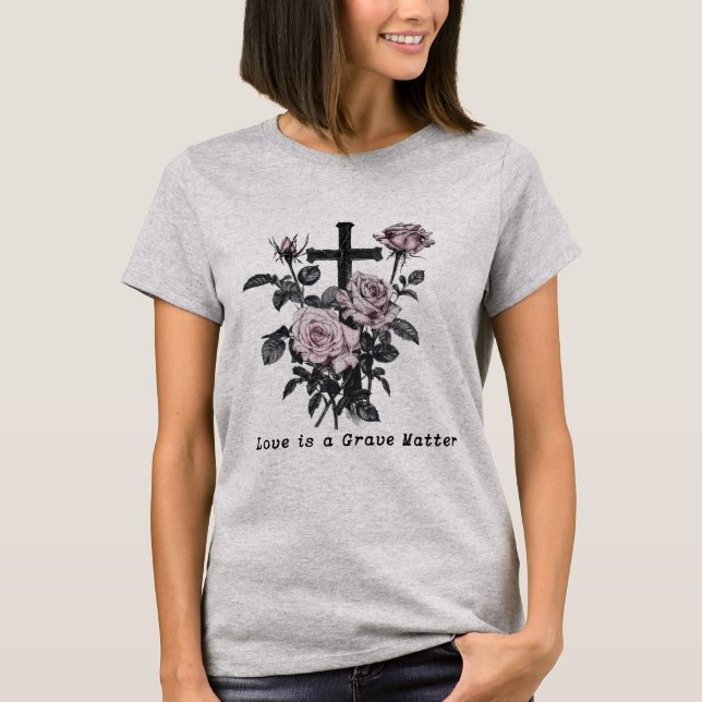 Camiseta Rosas de cemitério oculto gótico e cruz (Frente)