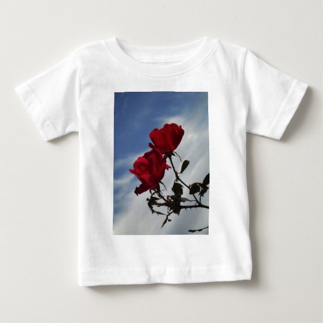 Camiseta Rosas vermelhas contra o céu azul brilhante (Frente)