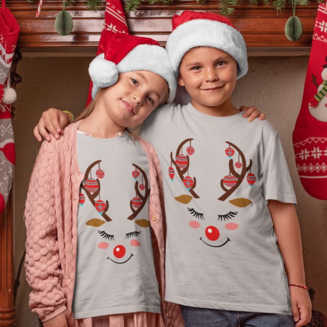 Camiseta Rosto Adorável de Veado com Ornamentos em Crianças (Adorable Deer Face with Ornaments on Antlers Kids T-Shirt)