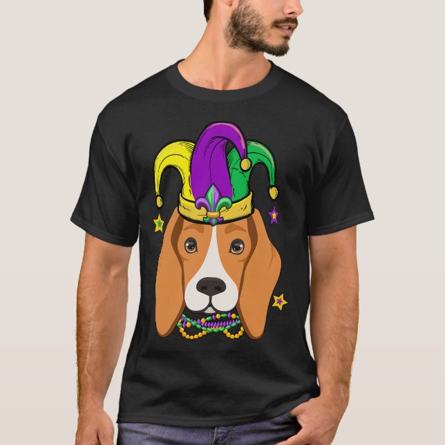 Camiseta Rosto de Beagle Usando Contas de Mardi Gras e Chap (Frente)