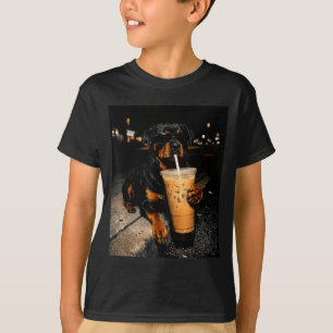 Camiseta Rottweiler Legal Bebendo Café Gelado Arte de Cacho