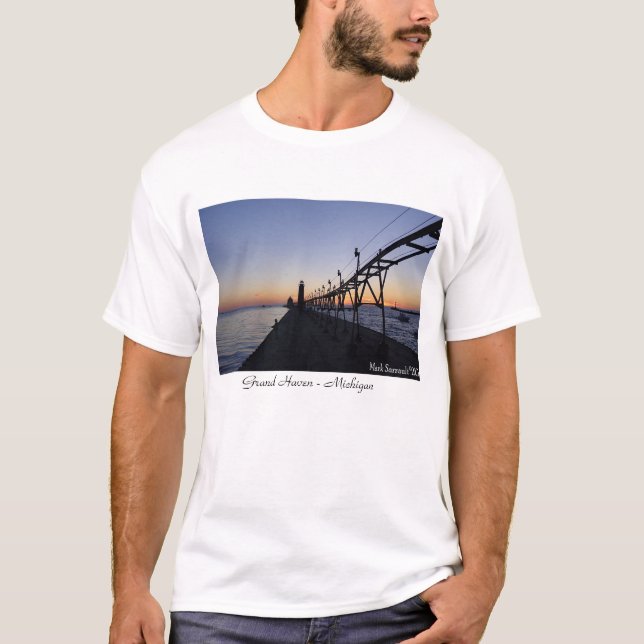 Camiseta Roupa - abrigo grande - Michigan (Frente)
