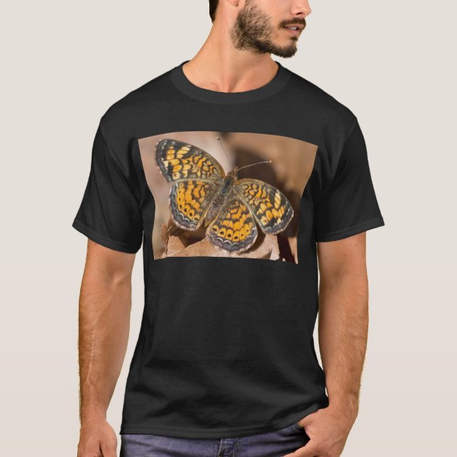 Camiseta Roupa e presentes de marrom e marrom-marrom (Frente)