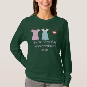 Camiseta roupa, você nunca é vestido inteiramente sem…