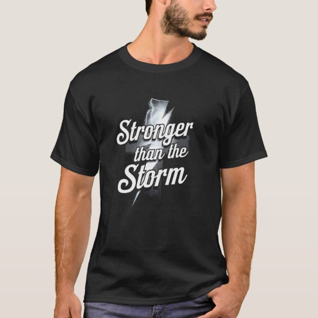 Camiseta Roupas de Fé Cristã Mais Forte Que a Tempestade Em (Frente)