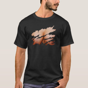 Camiseta Roupas rasas revelando a ilusão no peito da mulher