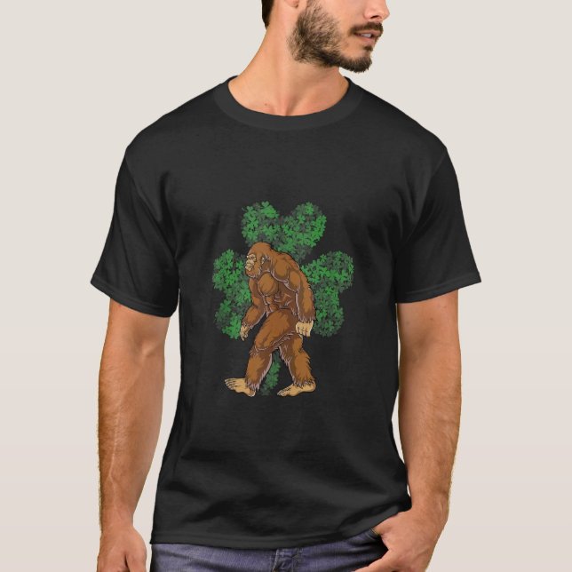 Camiseta Rua Bigfoot Sasquatch Green Shamrock do dia verde (Frente)