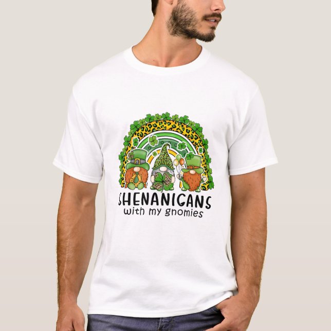 Camiseta Rua De Shamrock Patrick Shenanigans Com Meus Gnomo (Frente)