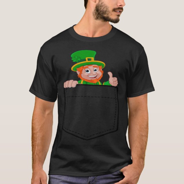 Camiseta Rua Engraçado Pocket Leprechaun. (Frente)