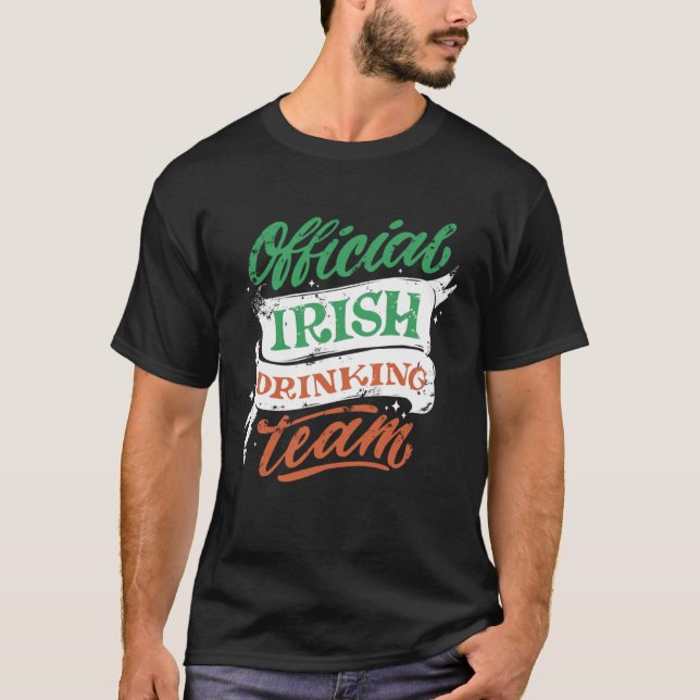 Camiseta Rua Feliz Engraçado, Bebendo do Dia de Patrick, mu (Frente)