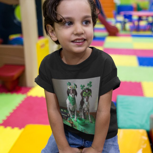 Camiseta Rua, festa de cães do dia de Patrick Toddler Dark  (St. Patrick's Day Dogs Party Toddler Dark T-Shirt)