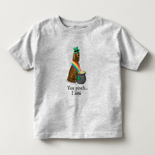 Camiseta Rua. O Cachorro Irlandês do Dia de Patrick (vermel