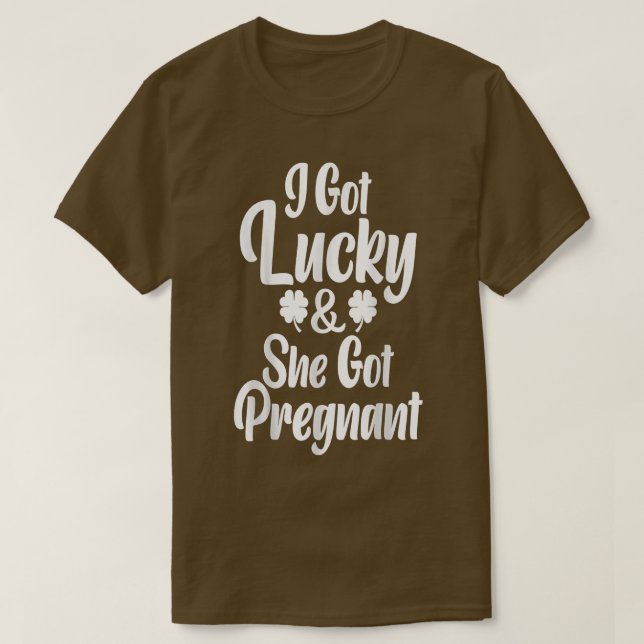 Camiseta Rua Patrick Day Lucky Casal Anúncio de Gravidez (Frente do Design)