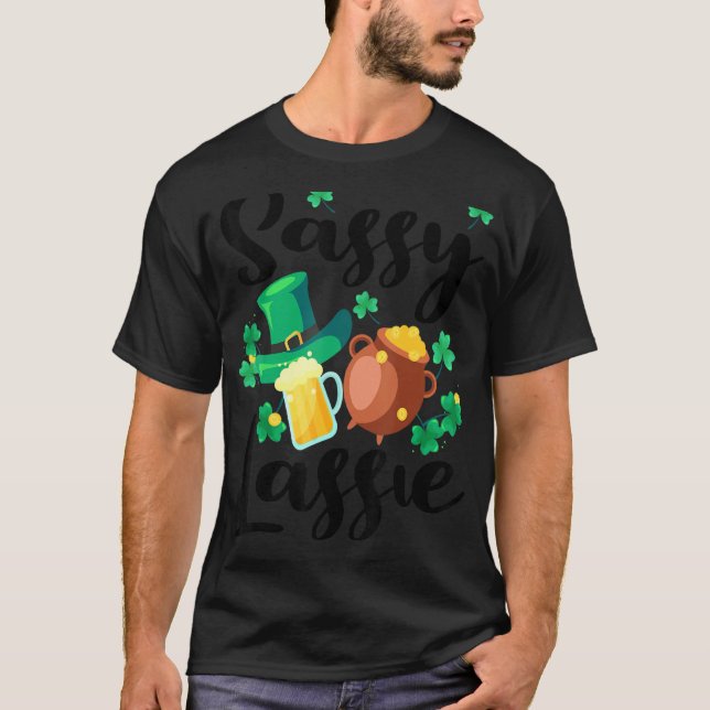 Camiseta Rua Sassy Lassie. Dia de Patrick Engraçado 3 (Frente)