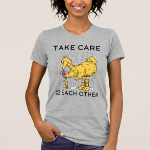 Camiseta Rua Sésamo   As aves grandes cuidam umas das outra