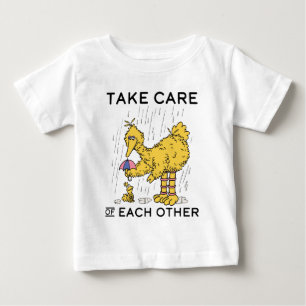 Camiseta Rua Sésamo As aves grandes cuidam umas das outra